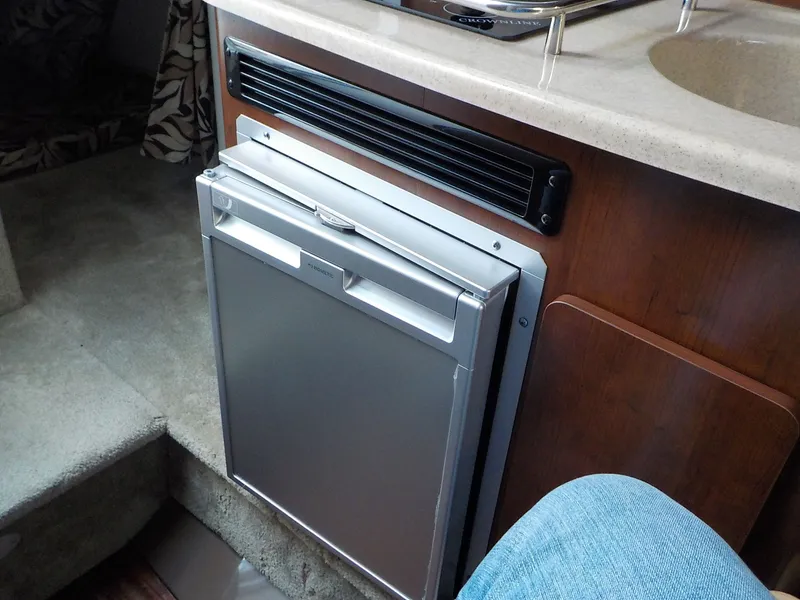 Slide: The Image of Crownline Boats 264 CR 2019 - 17