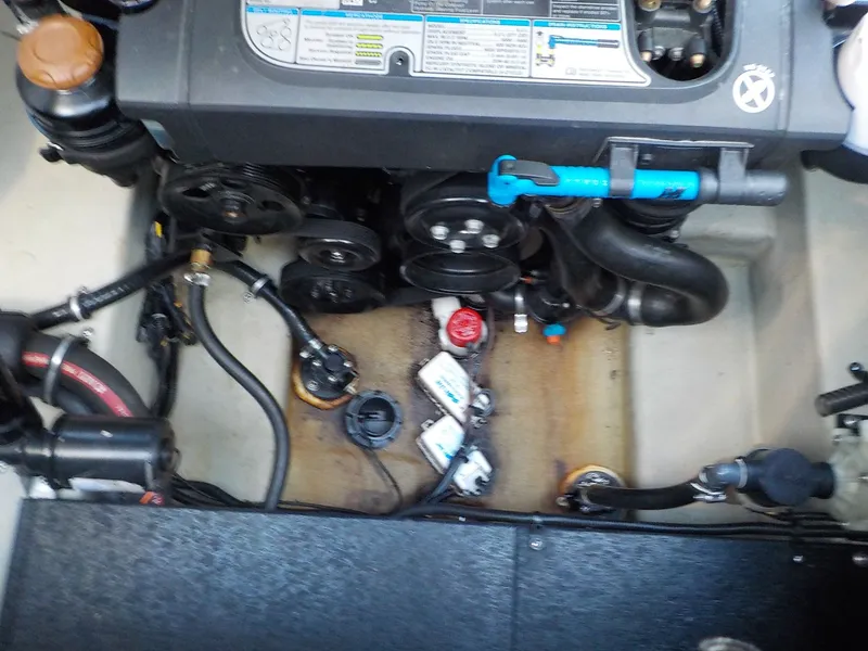 Slide: The Image of Crownline Boats 264 CR 2019 - 24