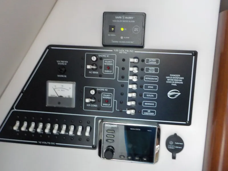 Slide: The Image of Crownline Boats 264 CR 2019 - 38