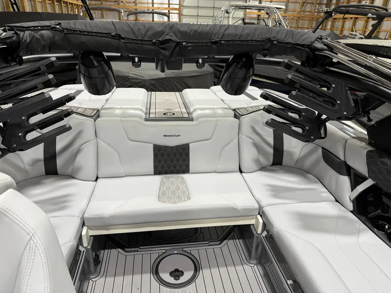 Slide: The Image of MasterCraft XT20 2023 - 14