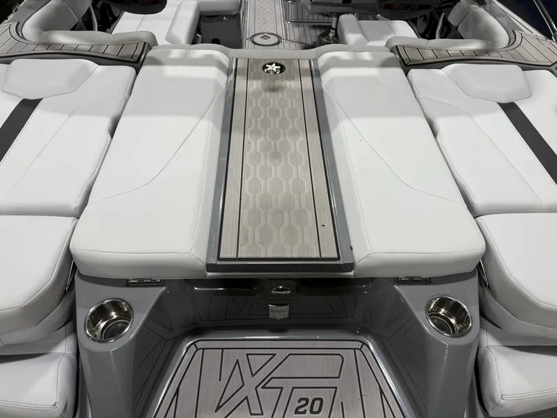 Slide: The Image of MasterCraft XT20 2023 - 17