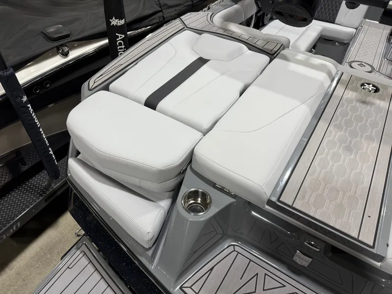 Slide: The Image of MasterCraft XT20 2023 - 18