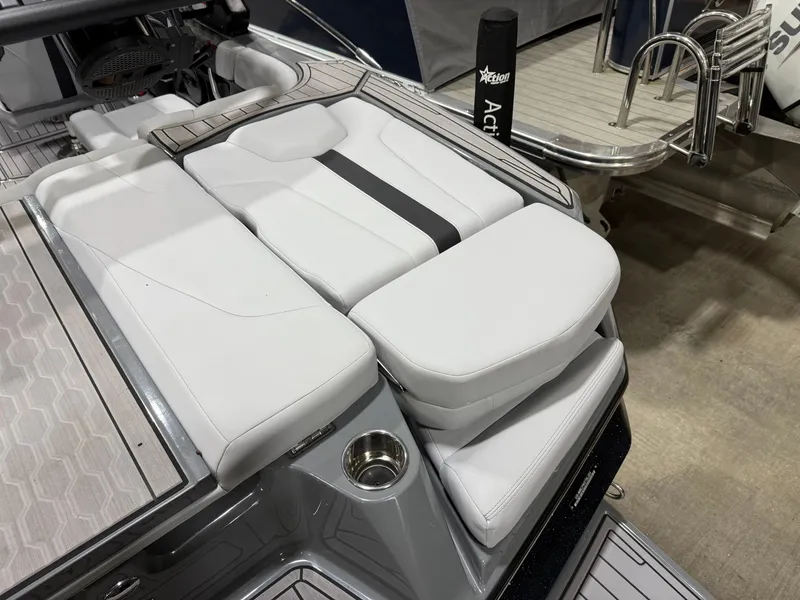 Slide: The Image of MasterCraft XT20 2023 - 19