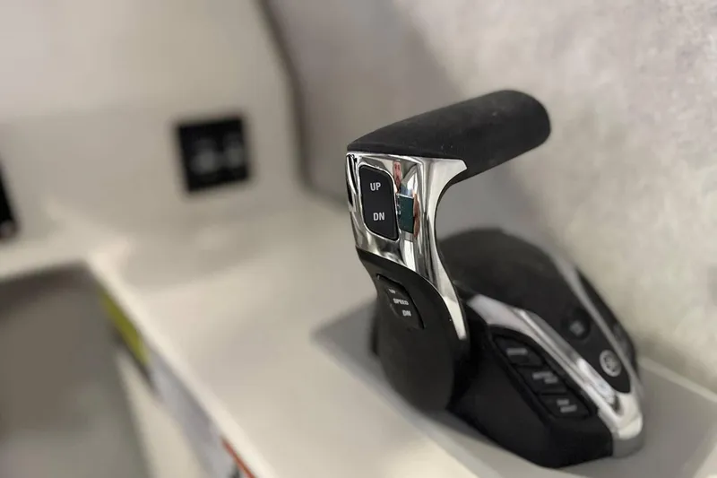 Slide: The Image of Throttle control lever of 2025 Defiance Admiral 220 EX boat. - 14