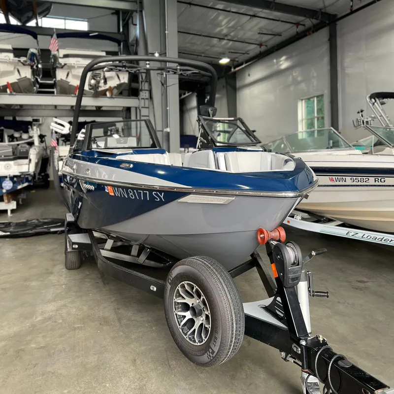 Slide: The Image of Malibu Wakesetter 23 LSV 2021 - 3
