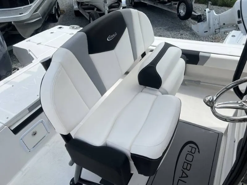 Slide: The Image of Robalo 246 Cayman 2022 - 8
