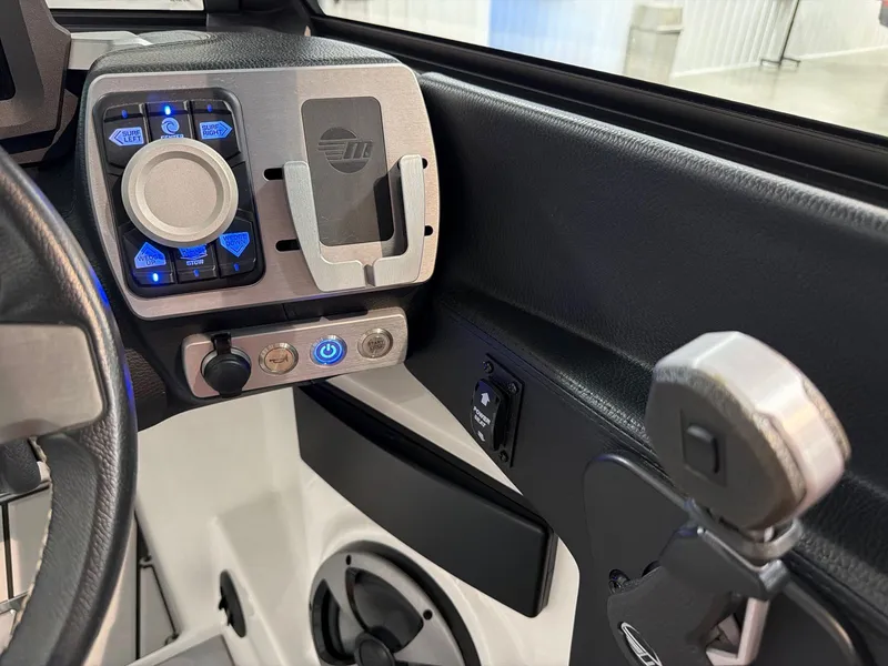 Slide: The Image of 2021 Malibu Wakesetter 25 LSV control panel with navigation controls. - 21