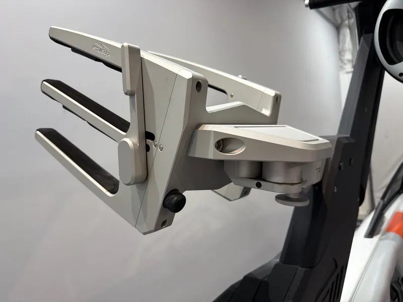 Slide: The Image of Malibu Wakesetter 25 LSV 2021 boat accessory close-up. - 25