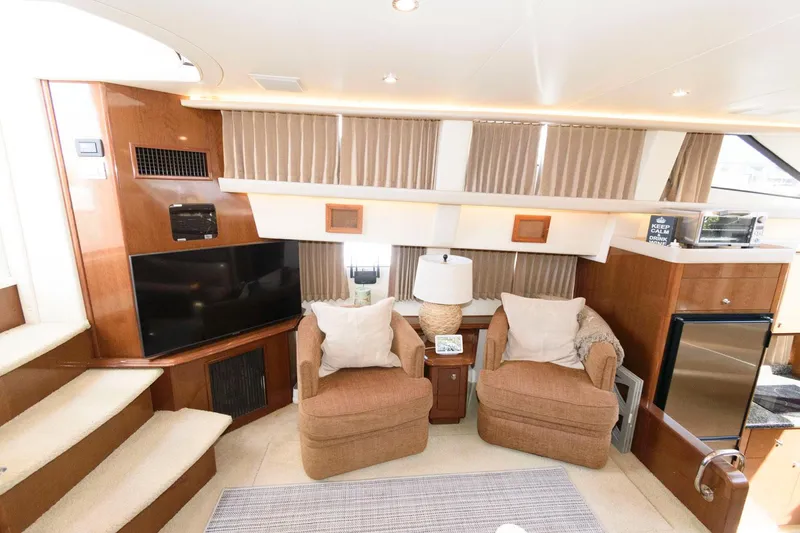 Slide: The Image of Interior of 2007 Carver 43 Motor Yacht with cozy seating and modern amenities. - 18