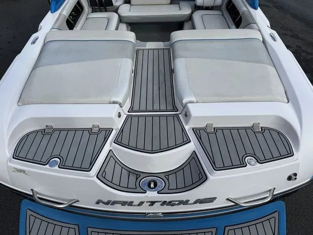 Slide: The Image of Nautique Super Air Nautique 230 2011 - 18