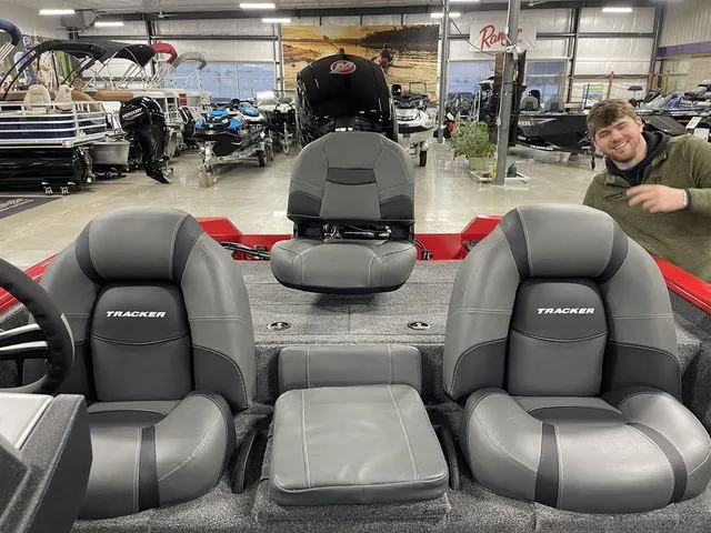 Slide: The Image of Tracker Pro Team™ 195 2026 - 18