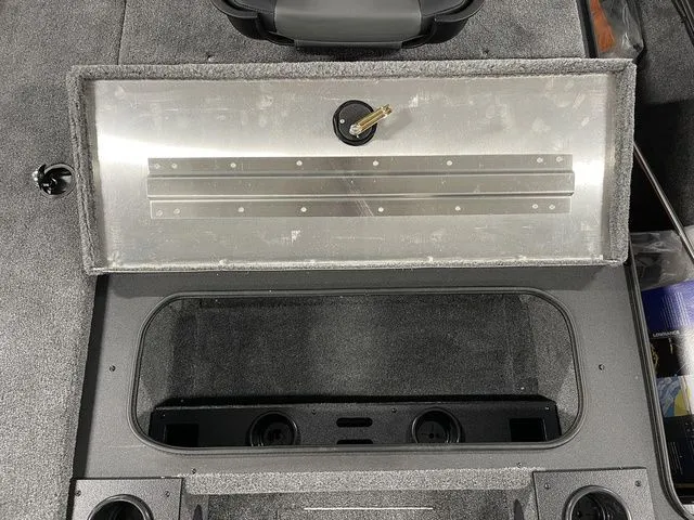 Slide: The Image of Tracker Pro Team™ 195 2026 - 22