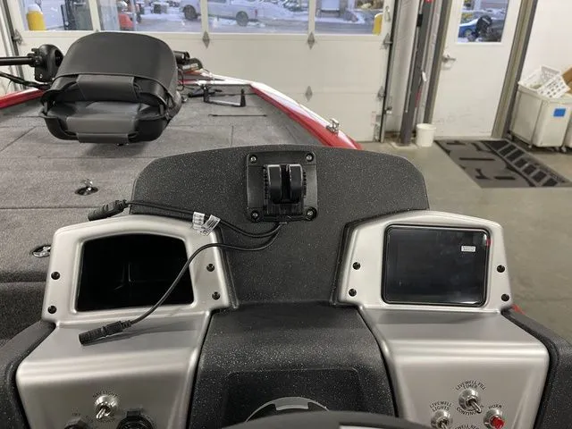 Slide: The Image of Tracker Pro Team™ 195 2026 - 29