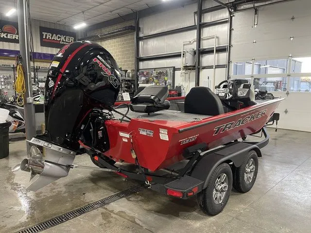 Slide: The Image of Tracker Pro Team™ 195 2026 - 3