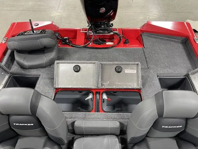 Slide: The Image of Tracker Pro Team™ 195 2026 - 33