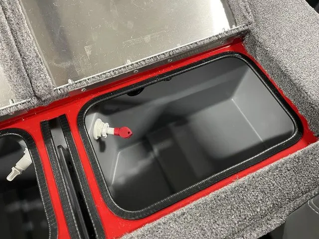 Slide: The Image of Tracker Pro Team™ 195 2026 - 34