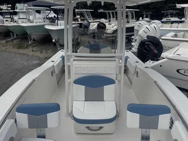 Slide: The Image of Robalo R202 Explorer 2026 - 10