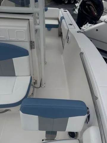 Slide: The Image of Robalo R202 Explorer 2026 - 11