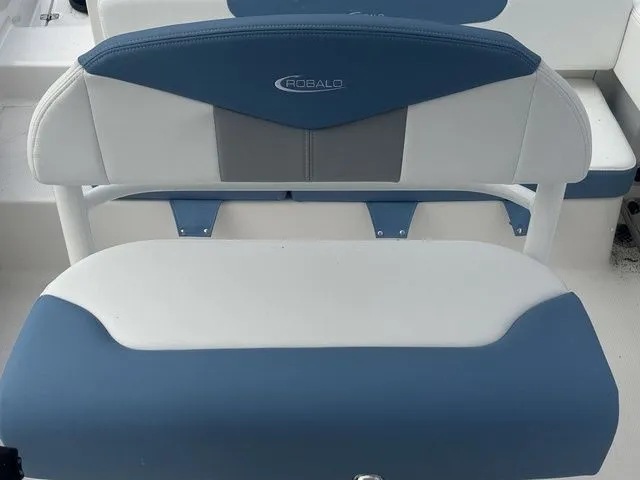 Slide: The Image of Robalo R202 Explorer 2026 - 16