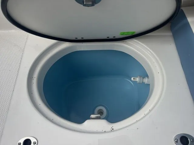 Slide: The Image of Robalo R202 Explorer 2026 - 18