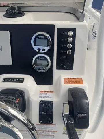 Slide: The Image of Robalo R202 Explorer 2026 - 19