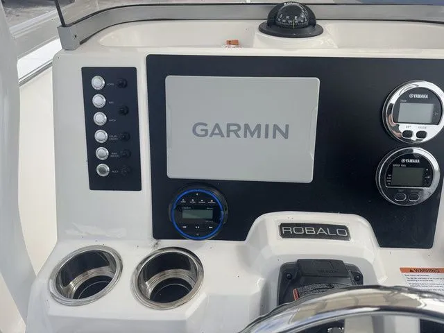 Slide: The Image of Robalo R202 Explorer 2026 - 20