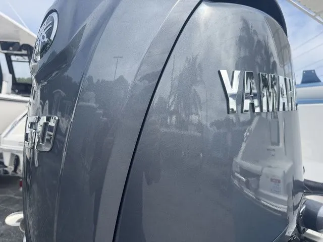 Slide: The Image of Robalo R202 Explorer 2026 - 21