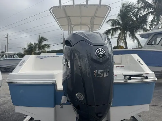 Slide: The Image of Robalo R202 Explorer 2026 - 3
