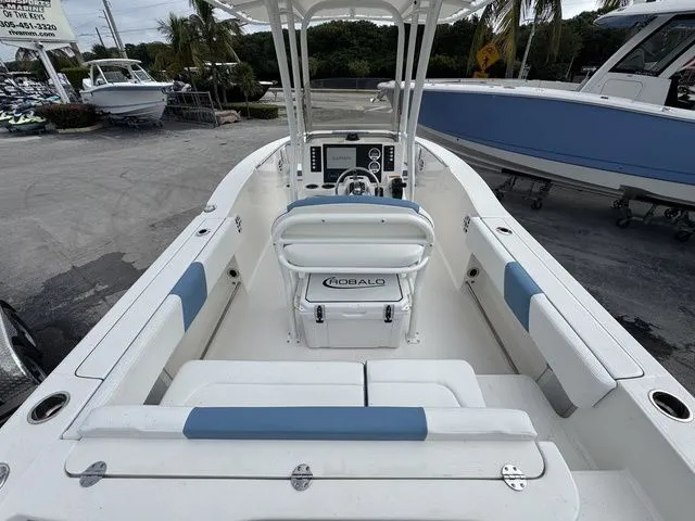 Slide: The Image of Robalo R202 Explorer 2026 - 4