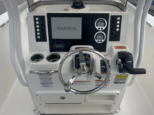 Slide: The Image of Robalo R202 Explorer 2026 - 6