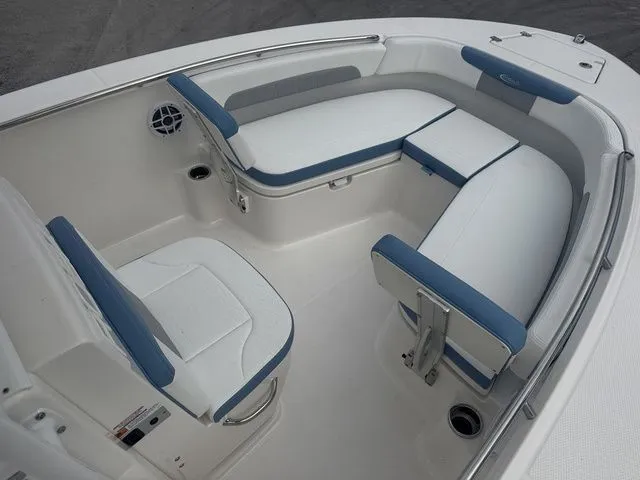 Slide: The Image of Robalo R202 Explorer 2026 - 7