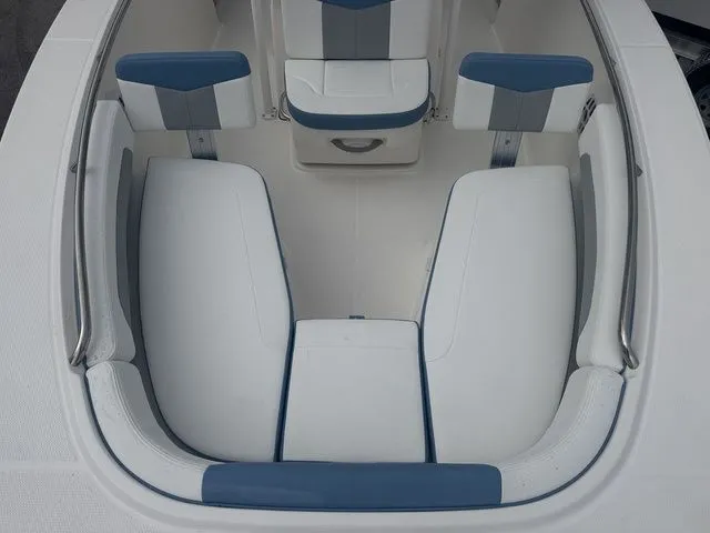 Slide: The Image of Robalo R202 Explorer 2026 - 8