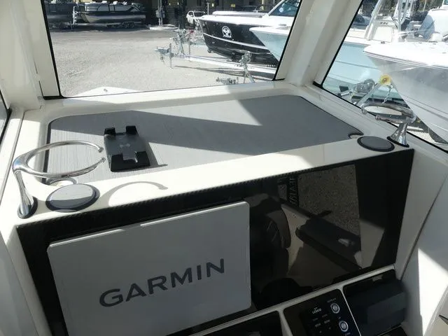 Slide: The Image of Shearwater 250 SS 2026 - 18