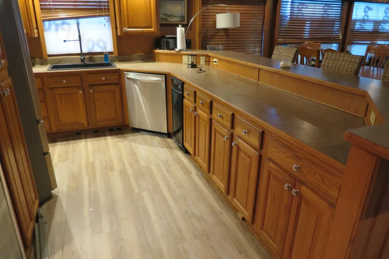 Slide: The Image of Rattan furniture on a 2001 Sumerset houseboat. - 15