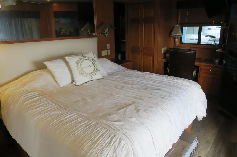 Slide: The Image of Interior of a 2001 Sumerset houseboat with desk, chair, and scenic mural. - 23