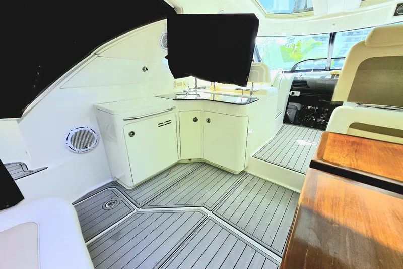 Slide: The Image of Interior of 2014 Sea Ray 470 Sundancer yacht with sleek design and modern amenities. - 17