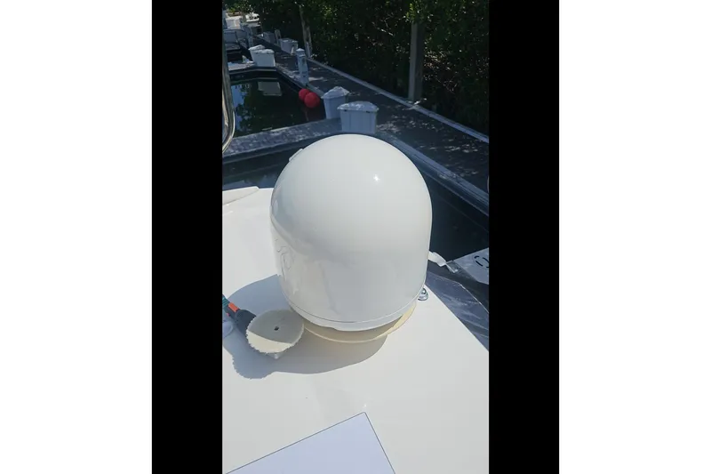 Slide: The Image of Radar dome on 2014 Sea Ray 470 Sundancer yacht deck. - 65