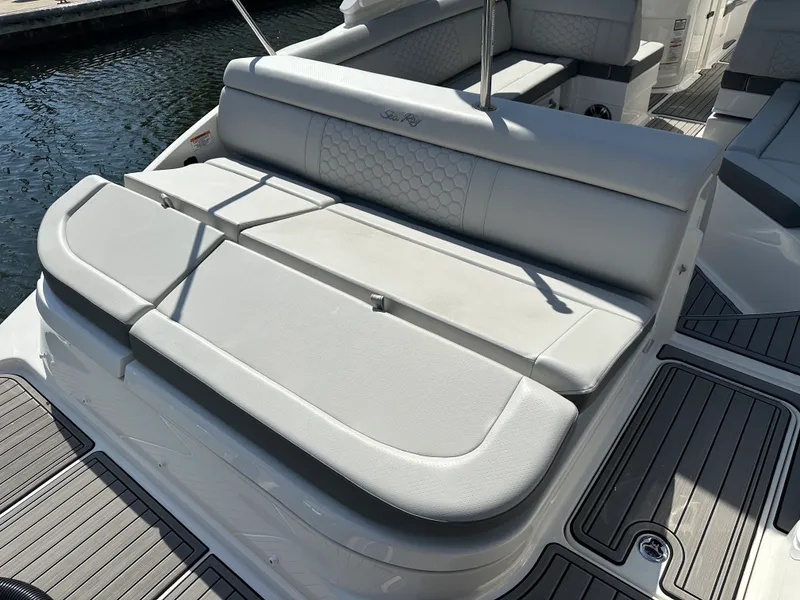 Slide: The Image of Sea Ray 270 SD-OB 2024 - 17