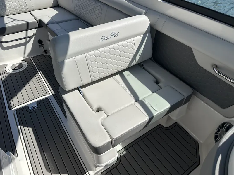 Slide: The Image of Sea Ray 270 SD-OB 2024 - 22