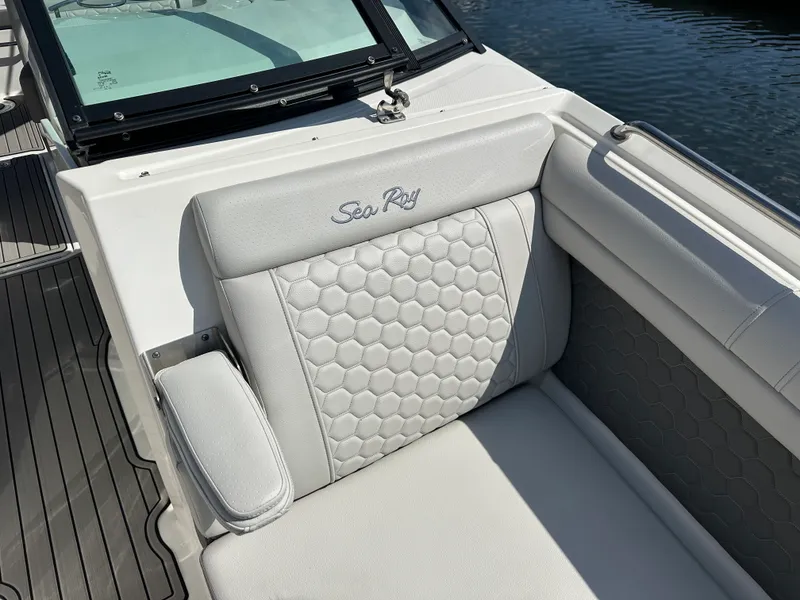 Slide: The Image of Sea Ray 270 SD-OB 2024 - 26