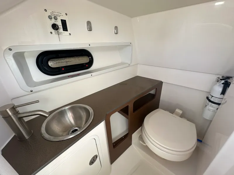 Slide: The Image of Sea Ray 270 SD-OB 2024 - 37