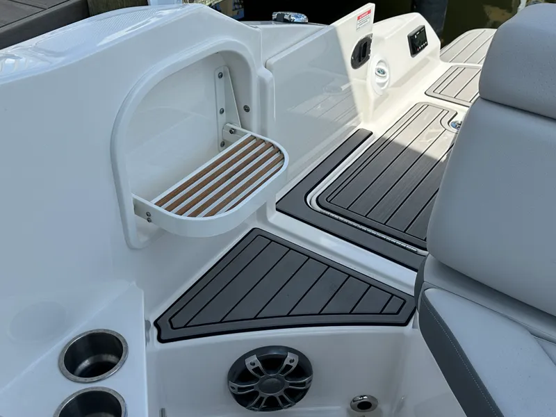 Slide: The Image of Sea Ray 270 SD-OB 2024 - 41