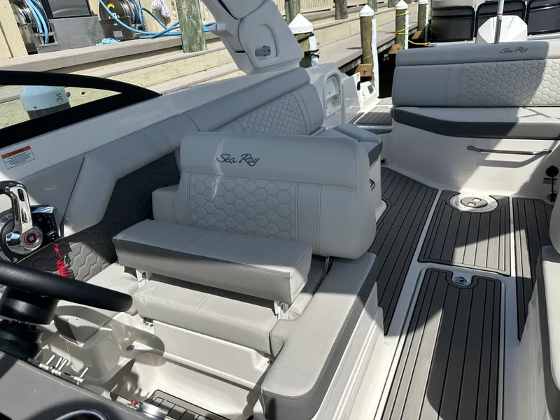 Slide: The Image of Sea Ray 270 SD-OB 2024 - 43