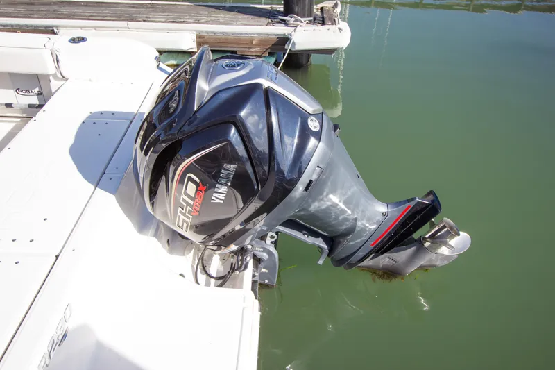 Slide: The Image of 2022 Robalo R230 Center Console with Yamaha VMAX outboard engine. - 5