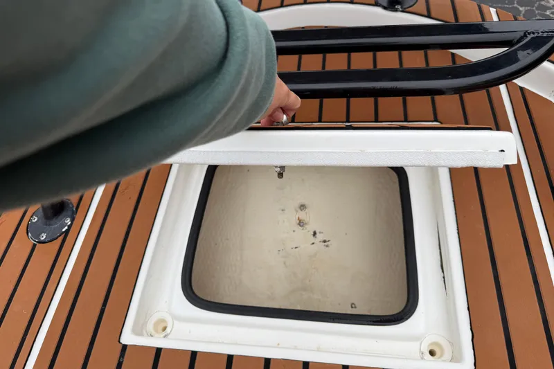 Slide: The Image of Person opening hatch on 2017 Shallow Sport 24 Sport boat deck. - 33