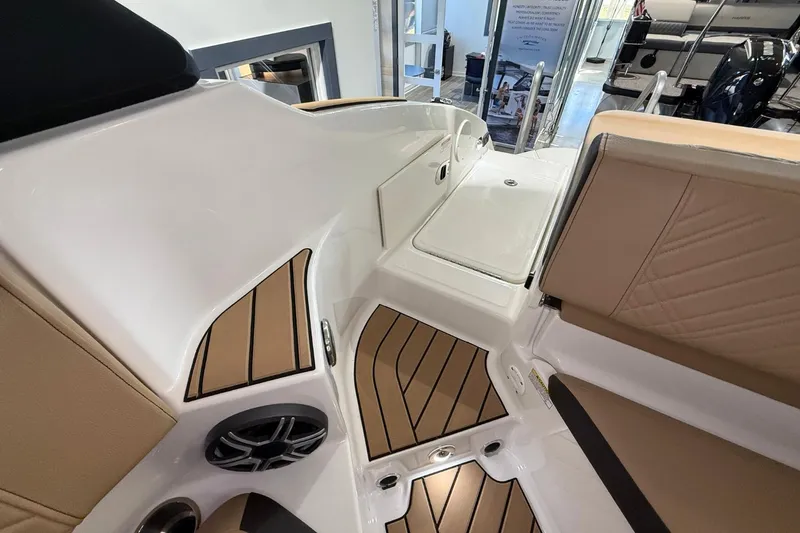 Slide: The Image of Sea Ray SDX 250 Surf 2026 - 10