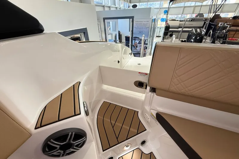 Slide: The Image of Sea Ray SDX 250 Surf 2026 - 11