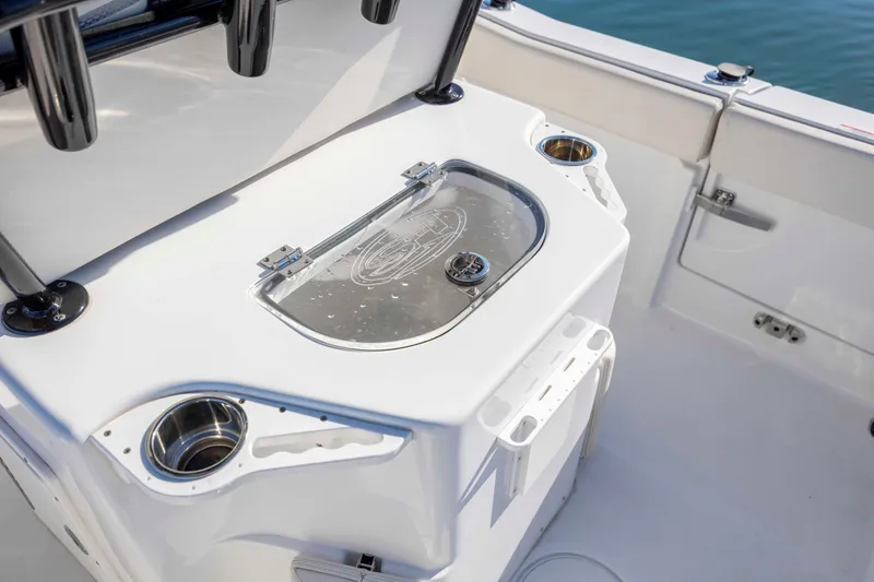 Slide: The Image of 2024 Sea Hunt Ultra 239 SE boat interior with livewell and cup holders. - 27