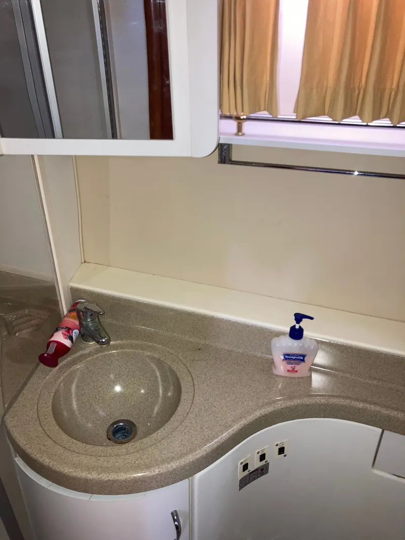 Slide: The Image of Carver Yachts Three Sixty Six Motor Yacht 2004 - 30