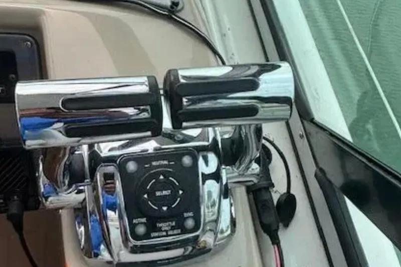 Slide: The Image of Throttle controls on a 2007 Four Winns 378 Vista boat dashboard. - 10